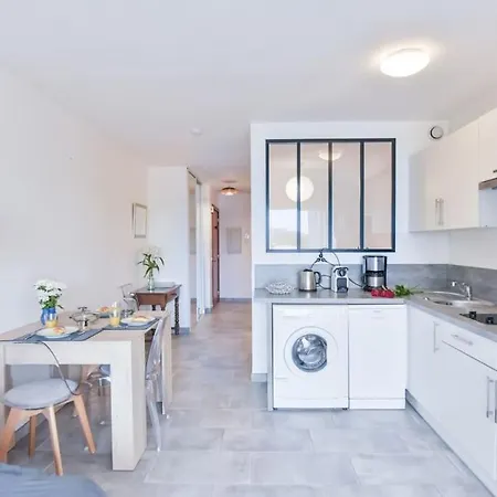 Les Beaux Jours Super Flat For 3 With Ac, Balcony & View Apartment